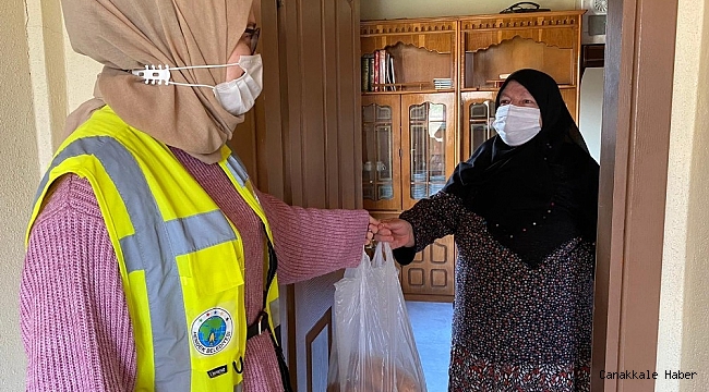 Kısıtlama günlerinde yaşlıların eli kolu oldular