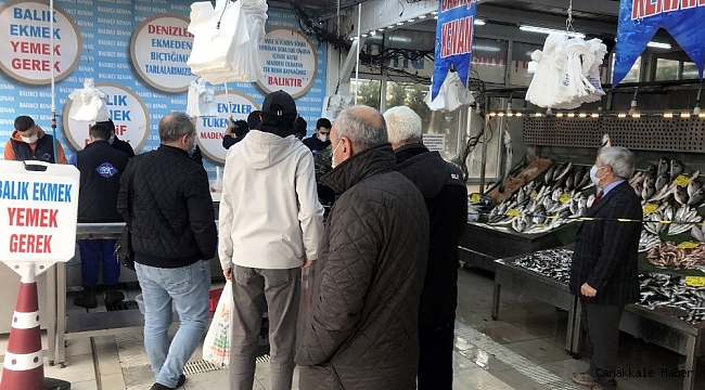 Kısıtlama günü, balık tezgahlarına vatandaşlardan yoğun ilgi