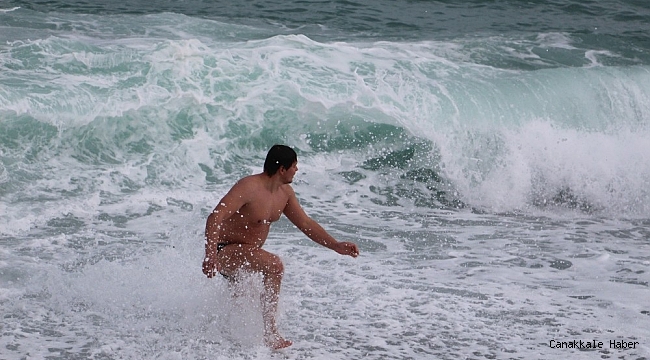 Kısıtlama nedeniyle boş kalan sahilde iki Rus turistin deniz keyfi