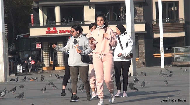 Kısıtlamada turistlerin Taksim keyfi: Maskelerini çıkartıp çekirdek çitleyip yerlere attılar