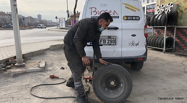 Kısıtlamada yolda kalanların yanlarında oluyorlar