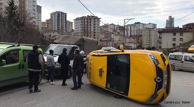 Kısıtlamada yolu boş sanıp dikkatsizce caddeye çıkan otomobil taksiye çarptı