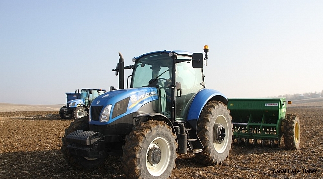 Kısıtlamadan muaf olan çiftçiler tarlada