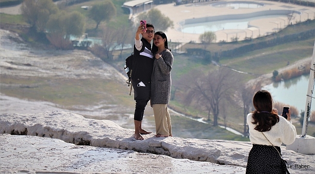 Kısıtlamadan muaf olan turistler Pamukkale'ye doyamadı