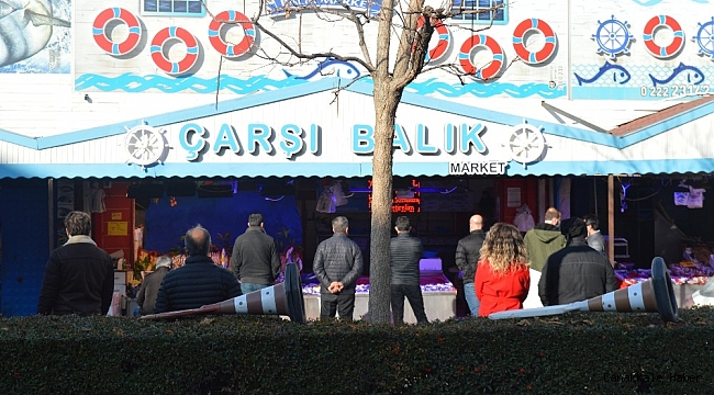 Kısıtlamanın ilk gününde balık tezgâhlarında kuyruk oluştu