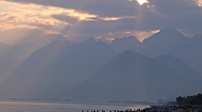 Kısıtlamaya saatler kala dünyaca ünlü sahile akın ettiler