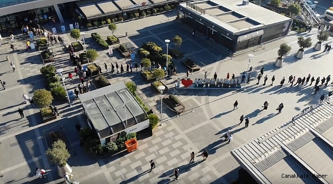 Kısıtlamaya saatler kalan AVM önünde metrelerce kuyruk oluştu