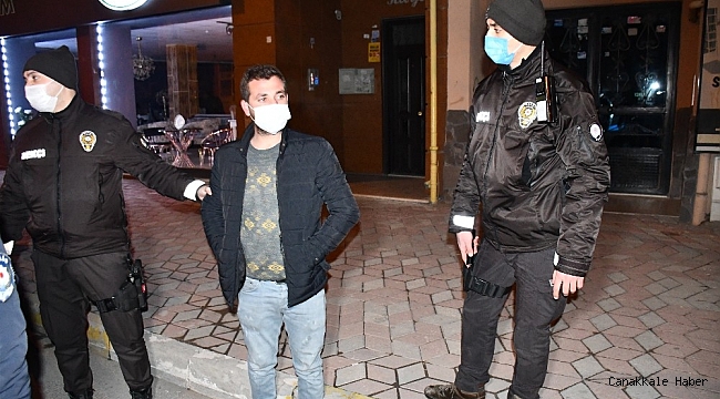 Kısıtlamaya uymayan maskesiz alkollü vatandaş önce &quot;Çekme&quot; dedi, sonra el salladı