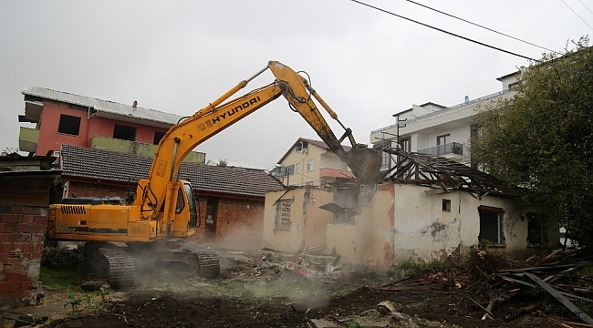 Kocaeli&#039;de hasarlı yapıların yıkımı sürüyor
