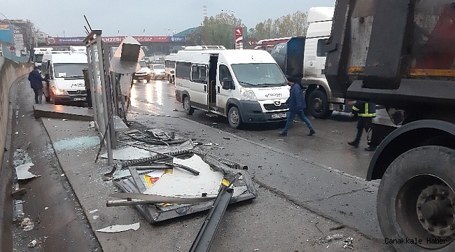 Kocaeli'de kontrolden çıkan tır durağı parçalayarak servis minibüsüne çarptı: 1 yaralı
