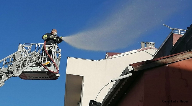 Kocaeli&#039;de marketin deposu alevlere teslim oldu