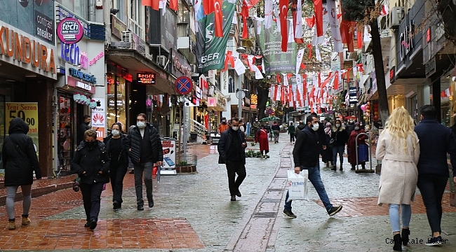 Kocaeli&#039;nin işlek cadde ve sokaklarında maskesiz gezen insanlar &#039;pes&#039; dedirtti