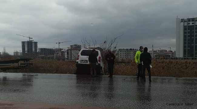 Kontrolden çıkan araç banketten düşerek asılı kaldı