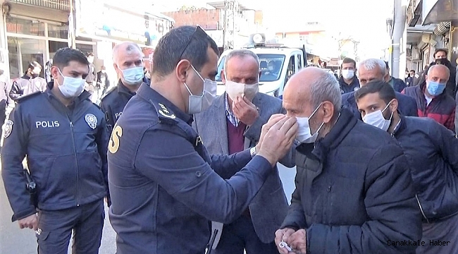 Korona virüs yayılmasın diye kendi eliyle maske taktı