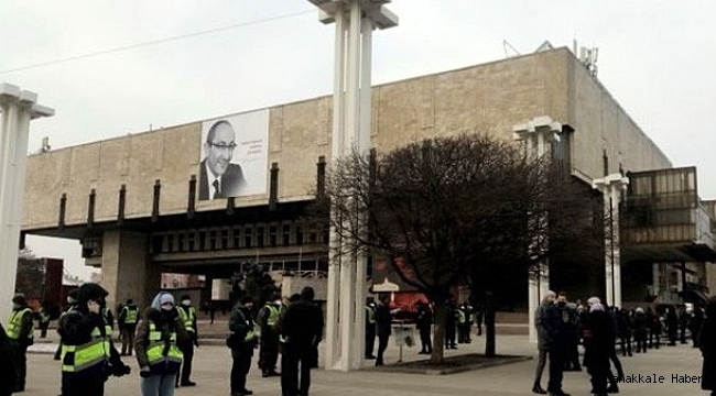 Korona virüsten ölen Ukraynalı Belediye Başkanının cenazesine 110 bin kişi katıldı