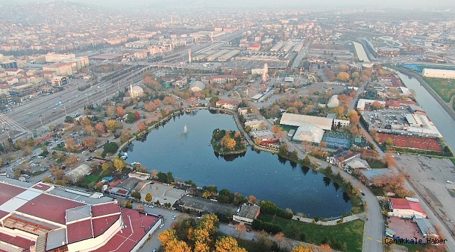 Korona virüsün stresini şehrin göbeğindeki güzelliği ile mest eden gölette atıyorlar