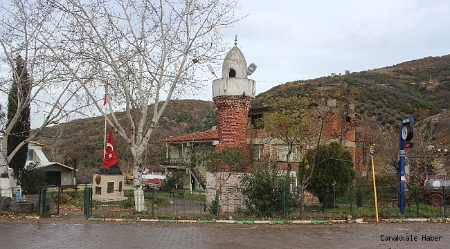Köy meydanındaki camisiz minare büyük ilgi çekiyor