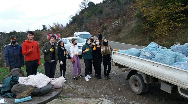 Köyde ikamet eden gençler, köylerine atılan çöpleri topladı