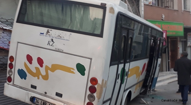 Küçükçekmece&#039;de servis aracı markete girdi: 3 yaralı