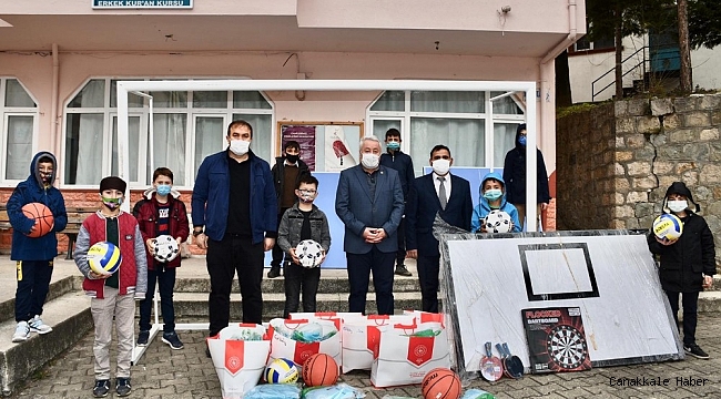 Kur&#039;an-ı Kerim kurslarındaki gençlere malzeme desteği