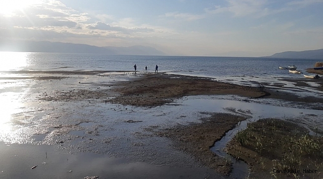 Kuraklığın baş gösterdiği göl motokrosçuların parkuru oldu