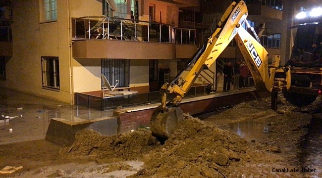 Kuşadası'nda evleri su bastı, belediye ekipleri vatandaşın yardımına koştu