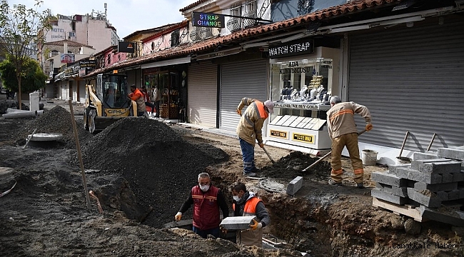 Kuşadası&#039;nın turistik çarşılarındaki yenileme çalışmaları devam ediyor