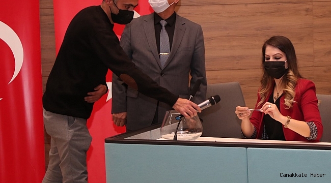 Kütahya Belediyesi&#039;ne alınan 12 işçi için noter huzurunda kura