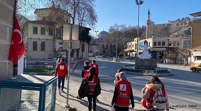 Kütahya Genç Kızılay gönüllüleri sokaklarda
