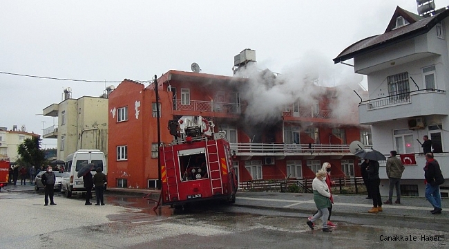 Lojman olarak kullanılan binadaki yangın korkuttu