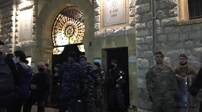 Lübnan&#039;da hükümeti protesto eden öğrenciler polisle çatıştı