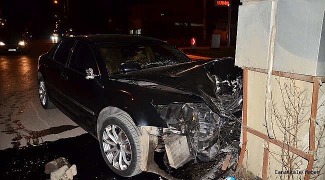 Lüks otomobil ile betona çarptı: 1 yaralı
