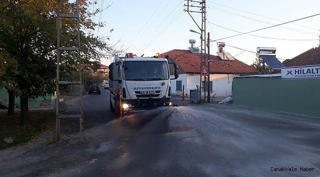 Malatya&#039;da cadde ve sokaklar ilaçlı sularla yıkanıyor