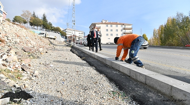 Malayı eline aldı, bordür taşı döşedi