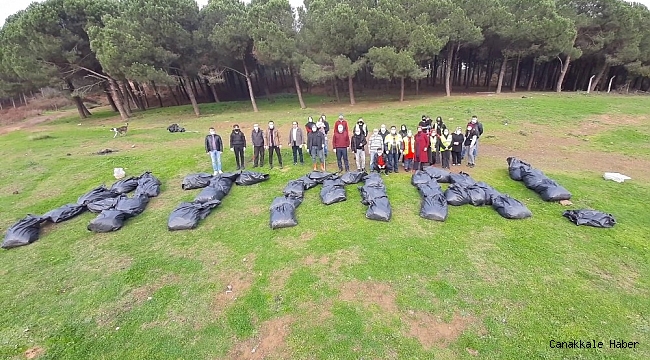 Maltepe&#039;de ormanda çöp toplayan çevreci vatandaşlardan &quot;atma&quot; mesajı