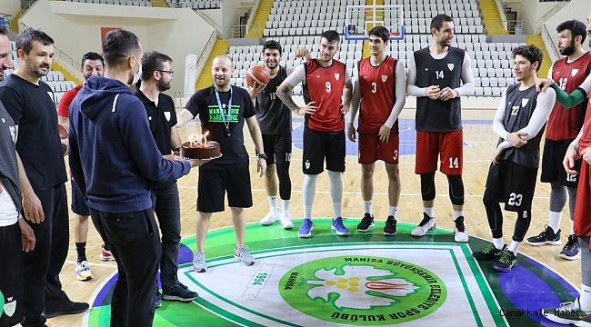 Manisa BBSK yeni yılı pasta keserek karşıladı