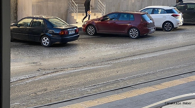 Mardin&#039;de yolda oluşan buzlanma araçlara zor anlar yaşattı