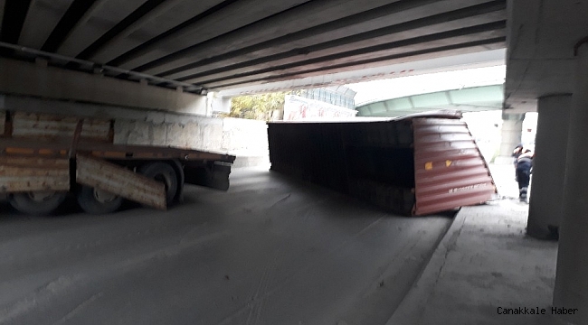 Marmaray köprüsüne çarpan tırın dorsesi yan yattı