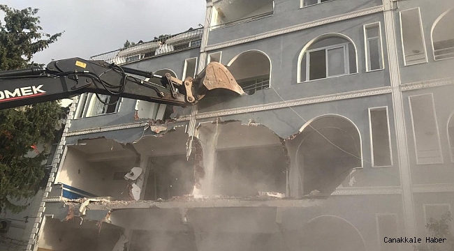 Marmaris'te riskli binaların yıkım işlemleri devam ediyor