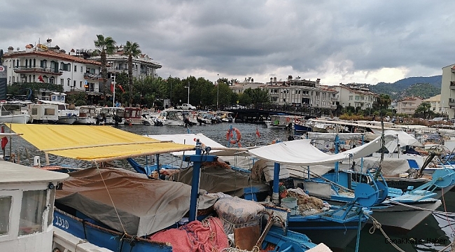Marmarisli Balıkçılar sağanak yağış ve fırtına uyarısına karşı teknelerini sağlama aldılar
