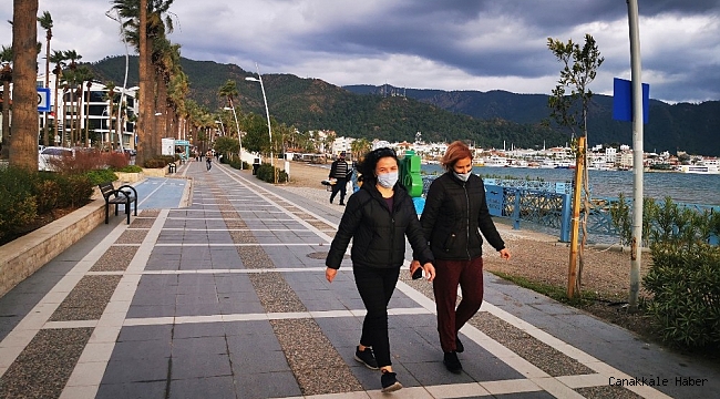 Marmarisliler 56 saatlik kısıtlama öncesi açık havada yürüyüş yaptı