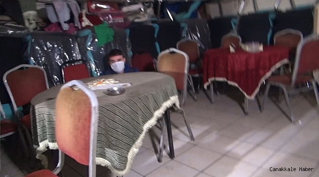 Masanın altında saklanırken yakalandı