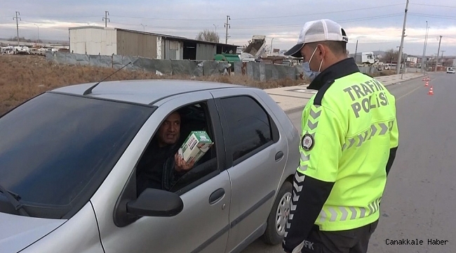 Maskesiz yakalanan sürücü polis memuruna maske ikram etti