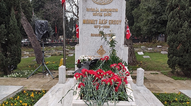 Mehmet Akif Ersoy mezarı başında dualarla anıldı