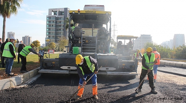 Mersin Büyükşehir Belediyesi, 34. Cadde&#039;de asfalt çalışması yapıyor