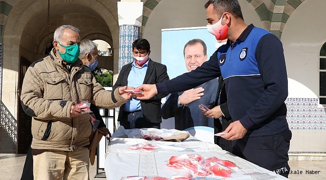 Mersin&#039;de Cuma namazı çıkışı maske dağıtıldı