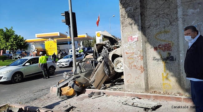 Metro köprüsü ayağına çarpan otomobil sürücüsü hayatını kaybetti