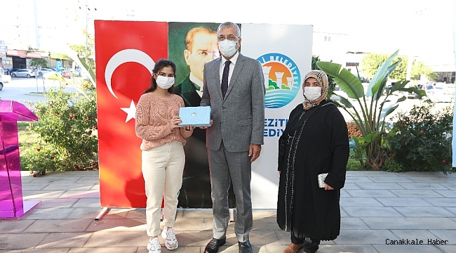 Mezitli Belediyesinin tablet dağıtımı sürüyor