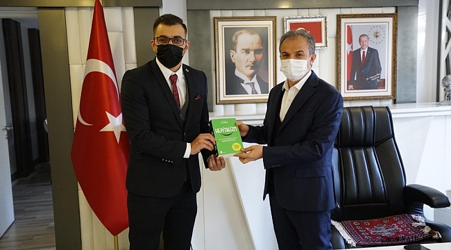 Mikrokredi Başkan Kılıç&#039;a kitap hediye etti