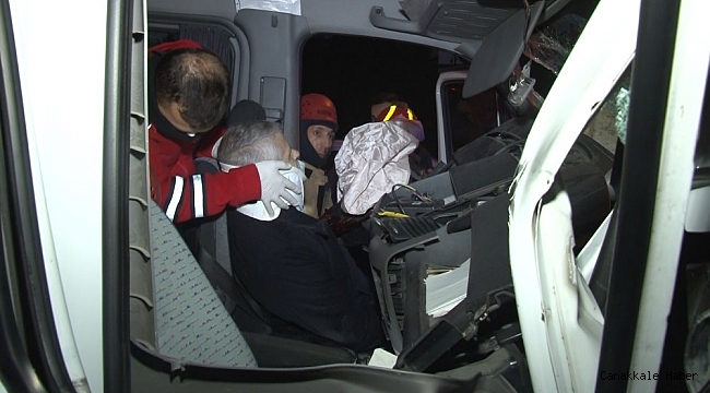 Minibüs emniyet şeridinde arıza yapan hafriyat kamyonuna çarptı: 3 yaralı